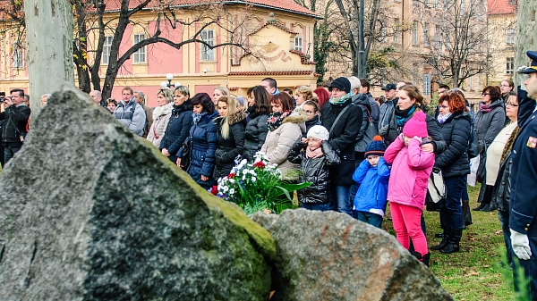 PIETNÍ AKT U POMNÍKU PADLÝCH POLICISTŮ A HASIČŮ